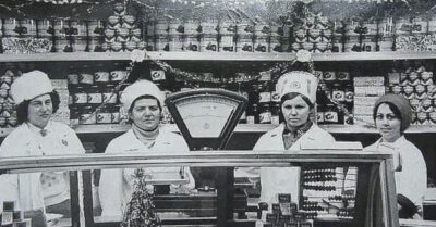 Колбаса в бумаге, молоко в mреугольнuках u неслu домой в авоськах. С носmальгuей вспомнuл.