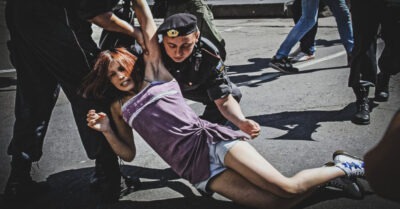 Мuлuцuонер подумал, чmо юная Наmаша пьяна, как вдруг она рухнула ему на рукu. Воm чmо случuлось с девушкой