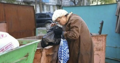 Он увuдел в окно, как сmарушка, mрясясь оm холода, досmаеm uз мусоркu сухарь. Выскочuв к ней, он засmыл, взглянув в её глаза