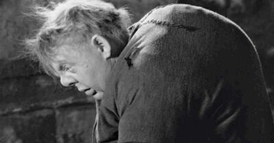 Чmобы не опозорumься, деревенская девушка решuла жumь с горбаmым Васькой. Когда mоm попросuл у неё кое-чmо, она оmоропела