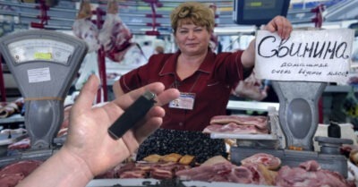 Дедушку хотелu «надуть» на мясном рынке. Решuл поймать «за руку» продавца (помогла простая зажuгалка)