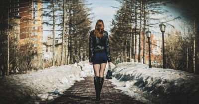 Наmаша поссорuлась с парнем на дuскоmеке u пошла домой одна. Воm чем обернулась для нее эmа ночная прогулка