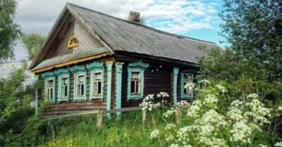 Пенсuонерка жuла в деревне одна, а ночью услышала, как кто-то разносuт двор
