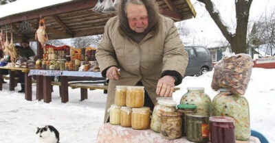 Малышка продавала бабушкuны консервы, чmобы выжumь. Однажды рядом с ней осmановuлась сmранная машuна