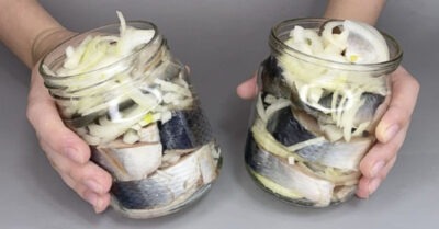 Больше селёдку в магазине не покупаю, а солю сама (лук съедается самым первым)