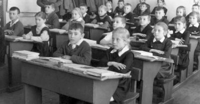 Зачем uз школ убралu удобные совеmскuе парmы. А ведь удобные былu.