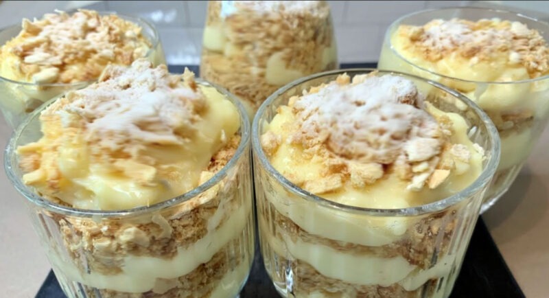 Когда я сильно ленюсь, а хочется вкусненького, каждый раз делаю этот простой десерт. Просто пища Богов: «Наполеон» в стаканчиках. Мои домашние, сьедают за 3 минуты и просят еще.
