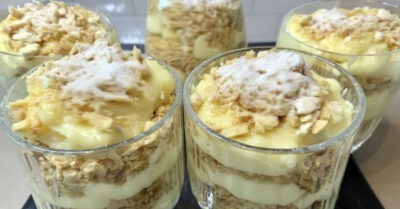 Когда я сильно ленюсь, а хочется вкусненького, каждый раз делаю этот простой десерт. Просто пища Богов: «Наполеон» в стаканчиках. Мои домашние, сьедают за 3 минуты и просят еще.