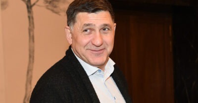 Красавец-сын Сергея Пускепалиса стал популярным актером. Как выглядит парень