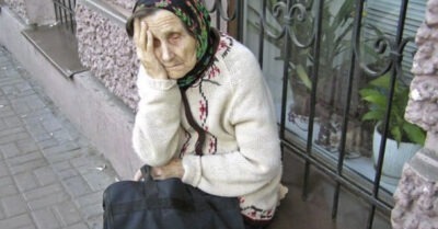 В конце зала ожидания пригрелась старушка