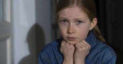 — С кем ты хочешь жить? Смотри только на меня и говори правду. – спросила представительница органов опеки