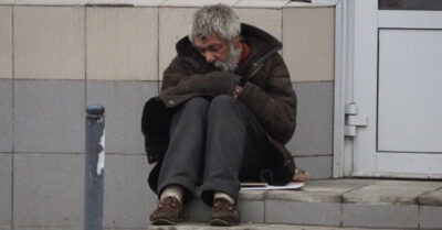 Грязный бомж попросил помощи в частной клинике, но его брезгливо гнали. Когда выяснилось, кто он, все оторопели