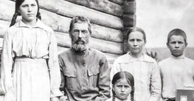 В ледяном страхе 1942 года женщина прячет дочь в смрадной яме, чтобы спасти от расстрела. Пройдя через пепелище, потерю и нежданную пулю, она обретает новую семью под цветущей сиренью 1947-го, где боль прошлого тает в тепле настоящего. Эта история о том, как жизнь, будто раненая птица, находит в себе силы снова взлететь
