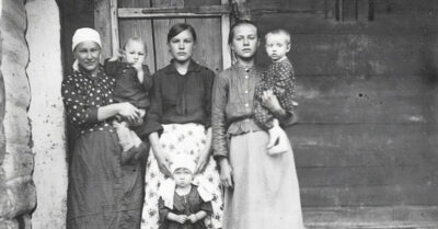 1922 год. Одна ночь на сеновале связала их навсегда, а одна потерянная рука разлучила на двадцать три года, чтобы в 1945-м их взрослый сын, сам не зная того, привёз отцу пропуск назад в ту самую жизнь, которую они когда-то не смогли начать