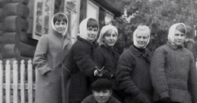 1936 год. Она думала, что её грех с женатым бригадиром сгниёт в тишине деревенских ночей… пока два мальчика с одинаковыми родинками не устроили в школе пожар сплетен. Но когда мост рухнул под её телегой, его жена, сжимая чужого сына за руку, прошептала: „Твоя любовь убила меня — но твой ребёнок выживет в моём доме“