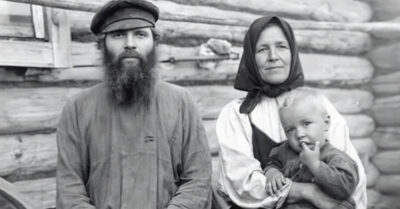 1900 год. Все смеялись, что он спал с куклой вместо жены. А а все деревенские кралицы рвали на себе волосы. Пока одна тихоня не сделала то, что не смогли остальные — заставила его разжечь костёр и сжечь прошлое дотла