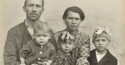 1924-й: он взвалил на плечи двух сопливых сирот и девку-свояченицу, думая, что горе сожрёт их заживо. Судьба же, облизнувшись, швырнула им в лицо войну, пожары и похоронки