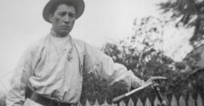1916 год. Он лизал тарелки в барском доме, а потом стал лизать сапоги новой власти: как запах земли и ягод превратился в аромат власти и парфюма для избранных