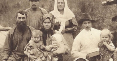 1909 год. Он бил ее каждый месяц, пока по его пьяной роже не прошлась стая невидимых каблучков, а в подарок за молчание я получила обтрёпанную тряпку, которая спасла меня от тифа