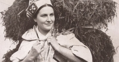 1929: Он клялся в любви у реки, пока кожаные куртки не пришли за его отцом. Она вышла замуж за агронома, родила ему детей, но каждый закат был не для него. А потом пришло письмо от медсестры и старая клятва снова застучала в висках