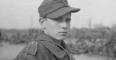 Осень 1945 года. Немецкий мальчик. Она выходила того, кого весь лагерь считал живым трупом, кормила с ложечки и согревала песнями, а он научил её дочерей немецкому и подарил пепельницу в виде подковы