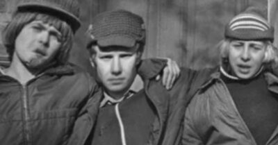 Его мать моет полы в её подъезде, а он — всего лишь парень со старым велосипедом. Но когда её «золотые» друзья сбегают, оставив её одну с тремя амбалами, встать на защиту сможет только тот, кого она даже не замечала