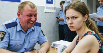 Она просто хотела на свадьбу подруги, вдыхая пыль родных дорог. Но майор ГИБДД решил, что сегодня его день — он унижал, угрожал и уже предвкушал лёгкую добычу. Пока не открыл паспорт. В этот момент его карьера и его жизнь превратились в пыль под ногами той, кого он только что оскорбил