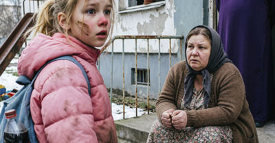 Каждое воскресенье девочка ставила свечку и молча уходила. Батюшка решил проследить за ней — и не выдержал сердце… 😭🕯️