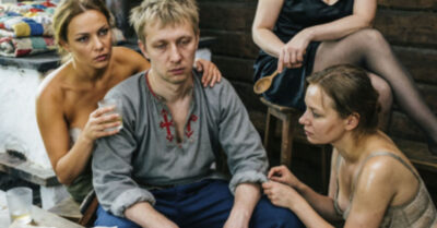 Двадцать озверевших вдов пятый год ждали живого мужика в глухой чаще, а когда лес прислал им контуженого солдата с дырявой картой и без документов, они по-сестрински разделили его на всех