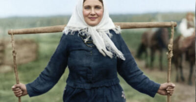 1939 год. Старуха-знахарка поклялась, что ребёнка нужно отнести Хозяину Гиблой заводи, чтобы задобрить тёмную воду, но даже в страшном сне мать не могла представить, чем обернется этот деревенский завет