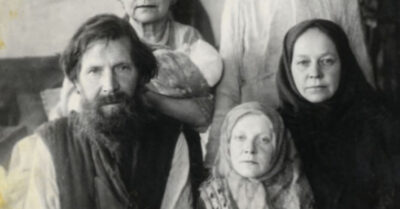 1931 год. Он вернулся в деревню слепым, но унюхал спрятанный хлеб за три версты и сдал кузнеца за «царскую кокарду». Его сбросили в волчью яму