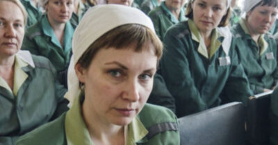 Она молча отсидела срок за брата-предателя, но в сибирской зоне ее тихие руки спасли жизнь самой жестокой авторитетше. Теперь у ворот колонии