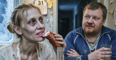 Она заперла троих голодных детей в ледяном сарае ради пьяной романтики с сожителем, уверенная, что идеальный план удался. Но в эту новогоднюю ночь карма явилась лично