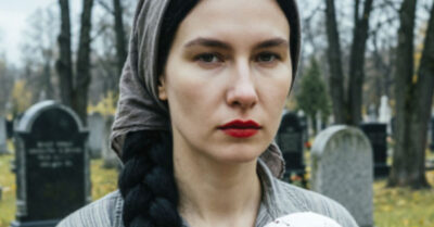 «Беременная зэчка, спасаясь от голодной смерти, воровала куличи с могил. Когда она нашла бумажник миллионера и заглянула внутрь — её буквально трясануло»