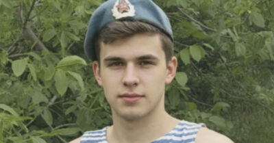 — Она сильно задолжала, — ухмыльнулся незваный. Десантник мог сломать ему челюсть. Вместо этого он сложил счёт пополам и убрал в карман. Это молчание означало одно