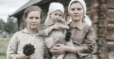 1945 год. Июнь. Я спасла ему жизнь в лесу, а он в ответ подарил мне позор и бросил с ребёнком на руках. Спустя годы он вернулся богатым чиновником, чтобы забрать дочь