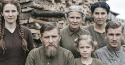 Когда в 1963 году из колхозного амбара исчезли семь мешков семенного зерна, следователь приехала искать преступников, а нашла деревню, где голод заставил матерей выбирать между законом и жизнью детей