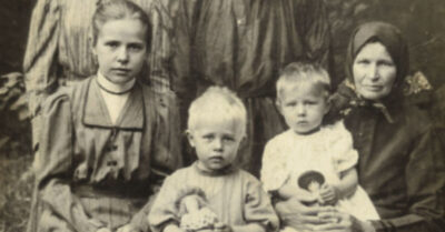 1922 год. Злая свекровь прокляла бесприданницу-сироту, искренне желая ей скорой могилы, но карма оказалась куда изобретательнее человеческой злобы