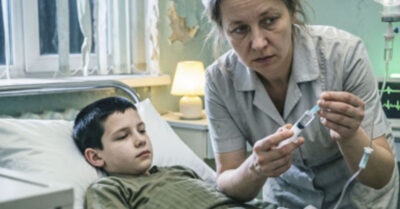🏥 Заподозрила неладное в лечении сына олигарха… Ночью санитарка отключила капельницу. Утром у больницы выстроился кортеж… 😱🚘